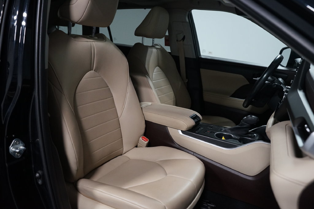 Used 2020 Toyota Highlander XLE FWD image 26