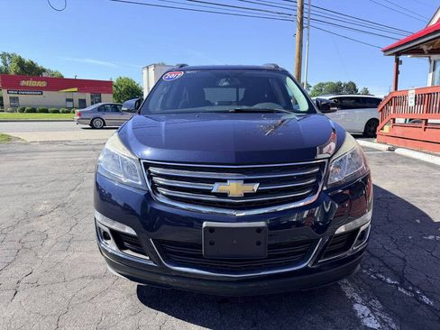 Used 2017 Chevrolet Traverse LT FWD image 2