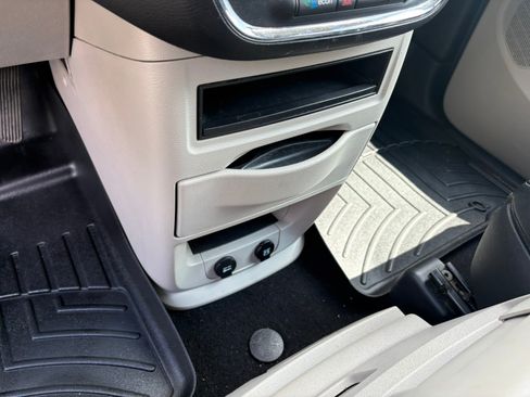 Used 2015 Chrysler Town & Country Touring-L w/ Driver Convenience Group FWD image 23