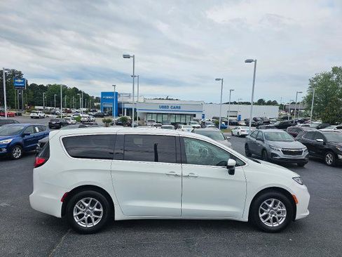 Used 2023 Chrysler Pacifica Touring-L FWD image 40