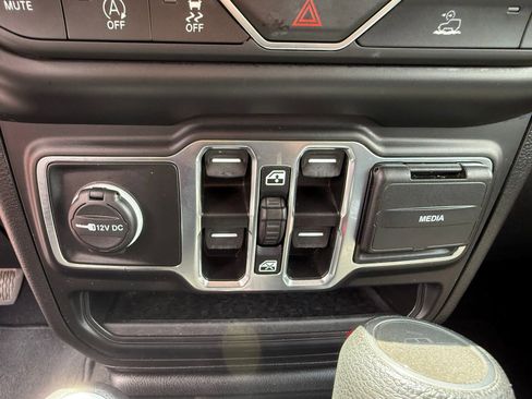 Used 2023 Jeep Gladiator Overland image 15