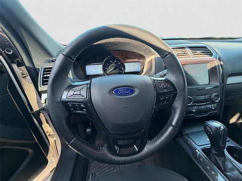 Used 2018 Ford Explorer XLT w/ Equipment Group 202A image 9
