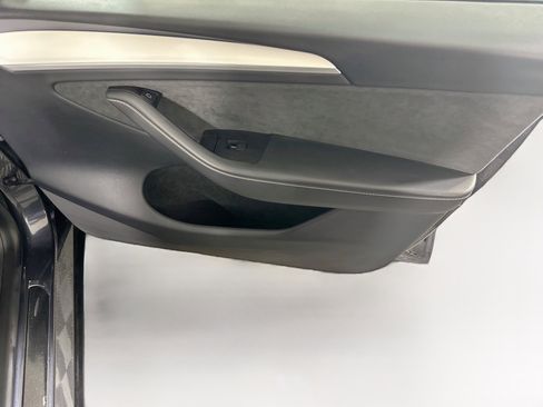 Used 2024 Tesla Model Y Long Range AWD/4WD image 31