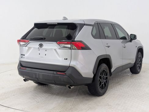 Used 2022 Toyota RAV4 LE image 9