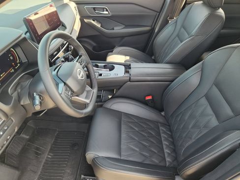 Used 2025 Nissan Rogue Platinum w/ Platinum Premium Package FWD image 9