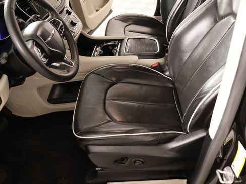 Used 2024 Chrysler Pacifica Limited w/ Uconnect Theater Family Group AWD/4WD image 12