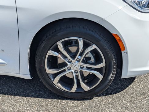 New 2026 Chrysler Pacifica Pinnacle image 10