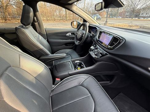 Used 2025 Chrysler Pacifica Limited image 10