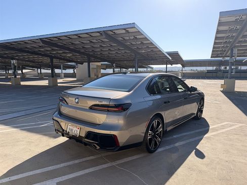 Used 2023 BMW i7 xDrive60 w/ Parking Assistance Package AWD/4WD image 4