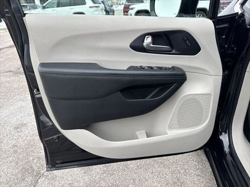 Certified 2020 Chrysler Pacifica Limited image 11