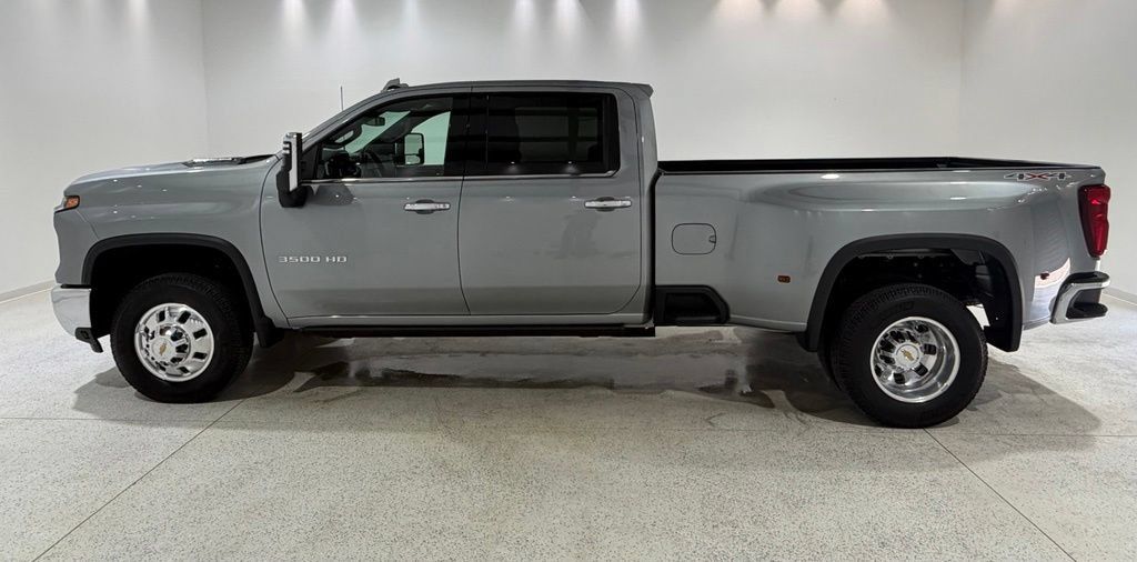Used 2025 Chevrolet Silverado 3500 LTZ w/ LTZ Plus Package AWD/4WD image 2