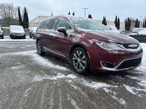 Used 2019 Chrysler Pacifica Limited w/ Tire & Wheel Group image 9