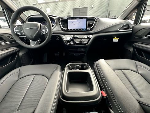 New 2026 Chrysler Pacifica Select AWD/4WD image 22