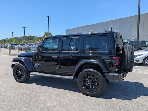 Used 2025 Jeep Wrangler Sahara AWD/4WD image 6