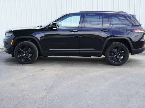 Used 2023 Jeep Grand Cherokee Altitude AWD/4WD image 3