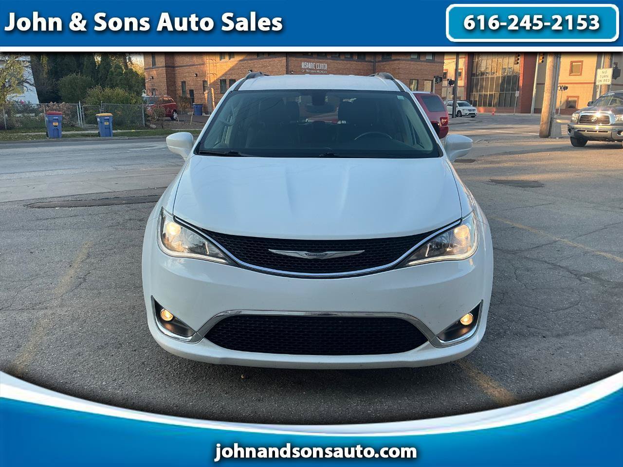 Used 2017 Chrysler Pacifica Touring-L w/ Tire & Wheel Group FWD image 1
