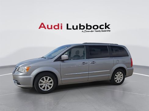 Used 2016 Chrysler Town & Country Touring image 5