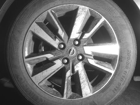 Used 2025 Nissan Versa SV image 12