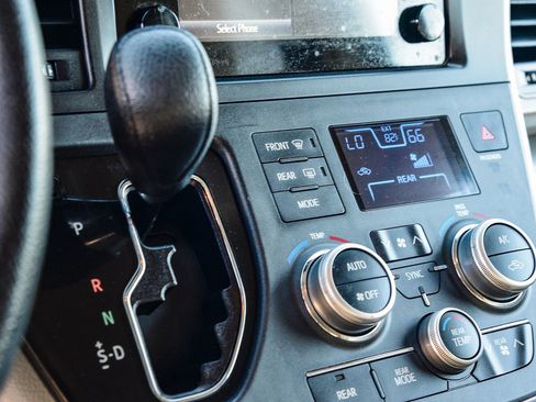 Certified 2017 Toyota Sienna LE image 23