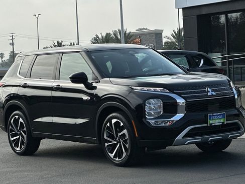 New 2025 Mitsubishi Outlander SE image 3