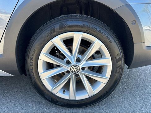 Used 2017 Volkswagen Golf SE image 14