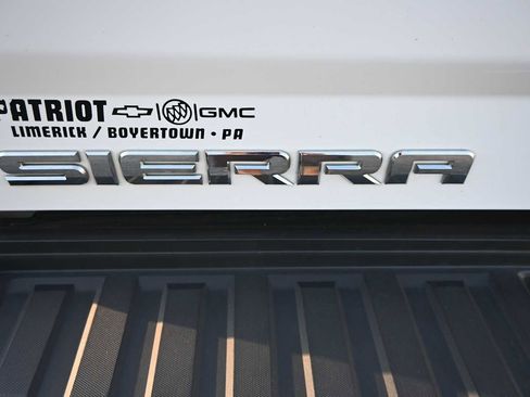 Used 2018 GMC Sierra 2500 SLT w/ All Terrain HD Package AWD/4WD image 32