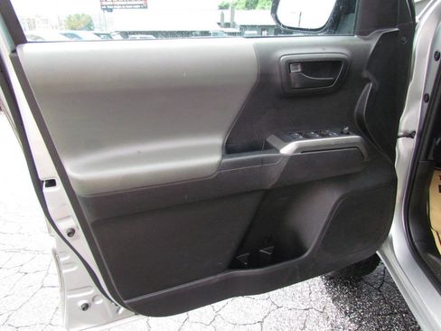 Used 2021 Toyota Tacoma SR5 RWD image 11