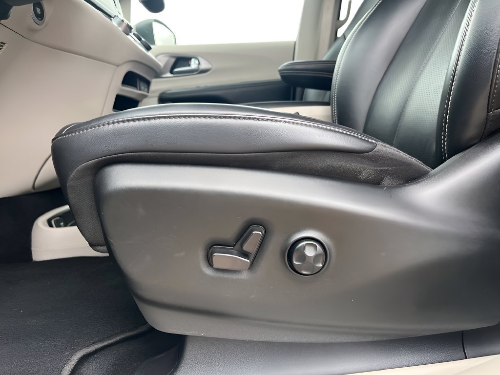 Used 2023 Chrysler Pacifica Touring-L FWD image 16