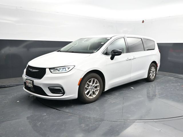 Used 2024 Chrysler Pacifica Touring-L FWD image 3