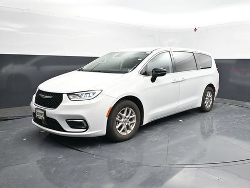 Used 2024 Chrysler Pacifica Touring-L FWD image 3