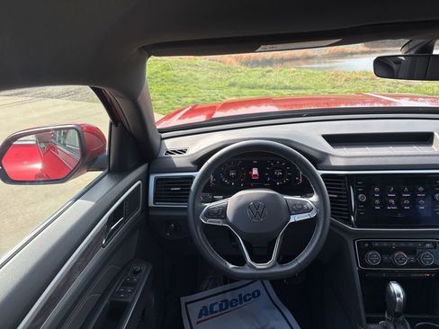 Used 2022 Volkswagen Atlas Cross Sport SE FWD image 2
