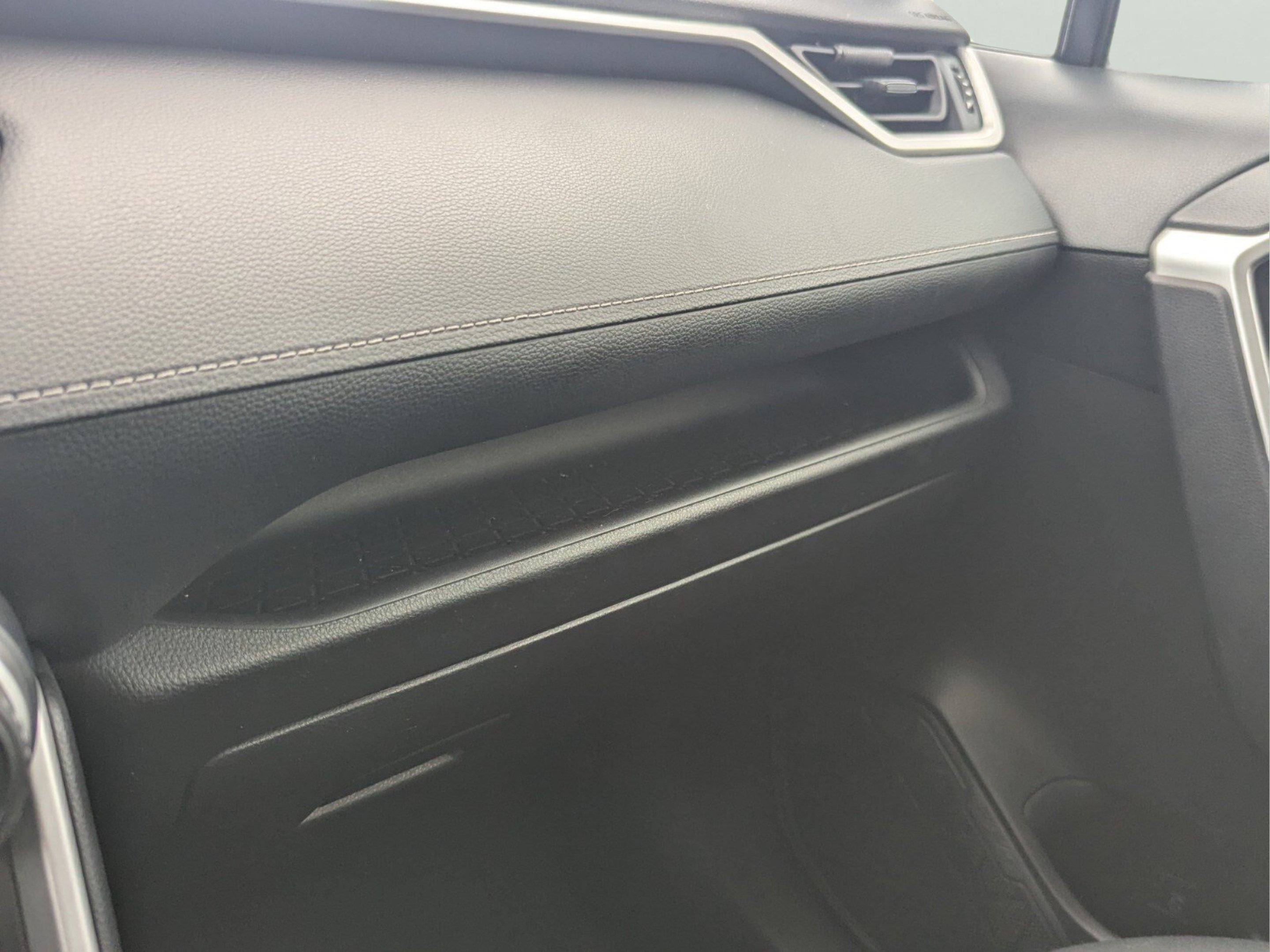 Used 2021 Toyota RAV4 LE FWD image 28