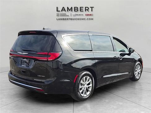 Used 2026 Chrysler Pacifica Limited image 6