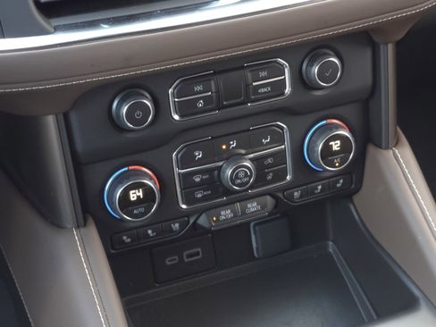 Used 2024 Chevrolet Suburban High Country w/ Advanced Technology Package image 17