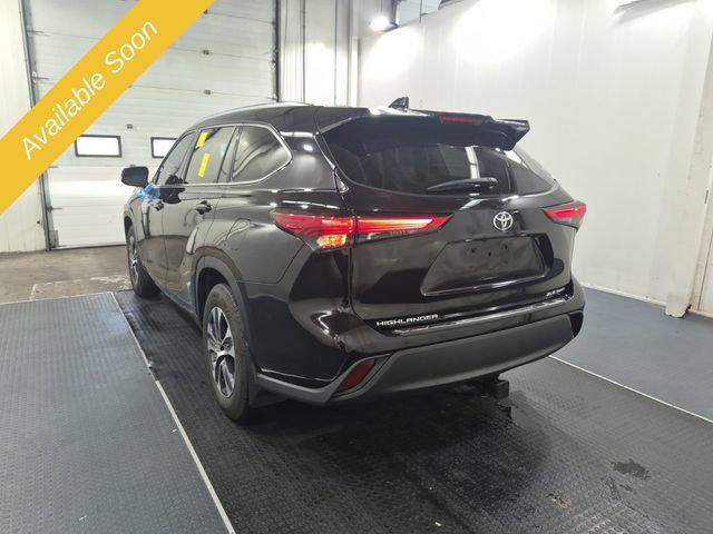 Used 2021 Toyota Highlander XLE AWD/4WD image 3