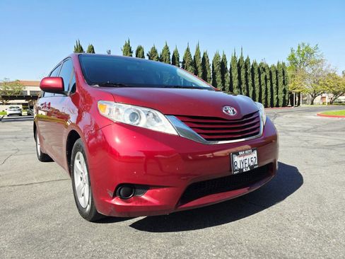 Used 2017 Toyota Sienna LE image 1