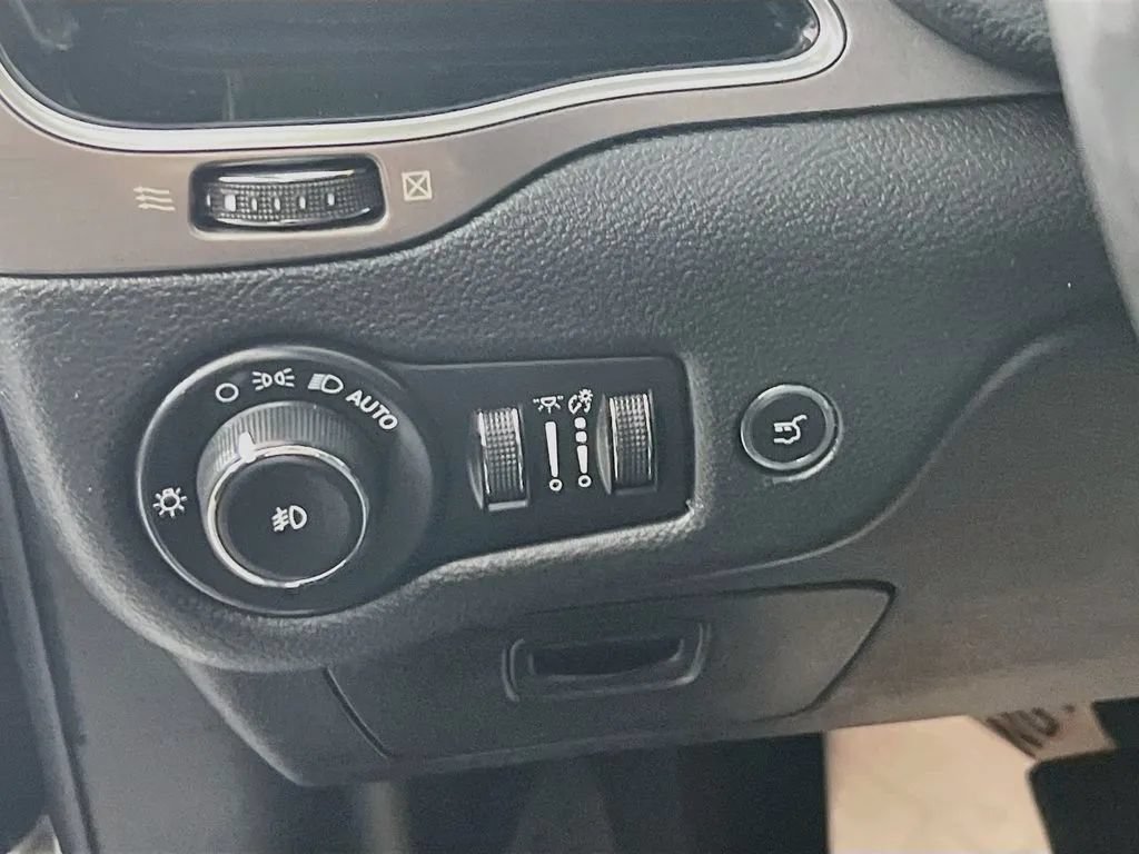 Used 2020 Jeep Cherokee Limited FWD image 11