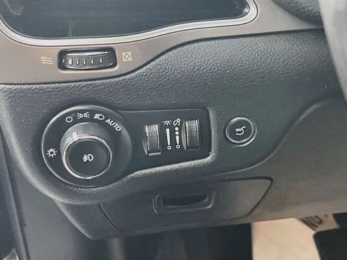 Used 2020 Jeep Cherokee Limited FWD image 11