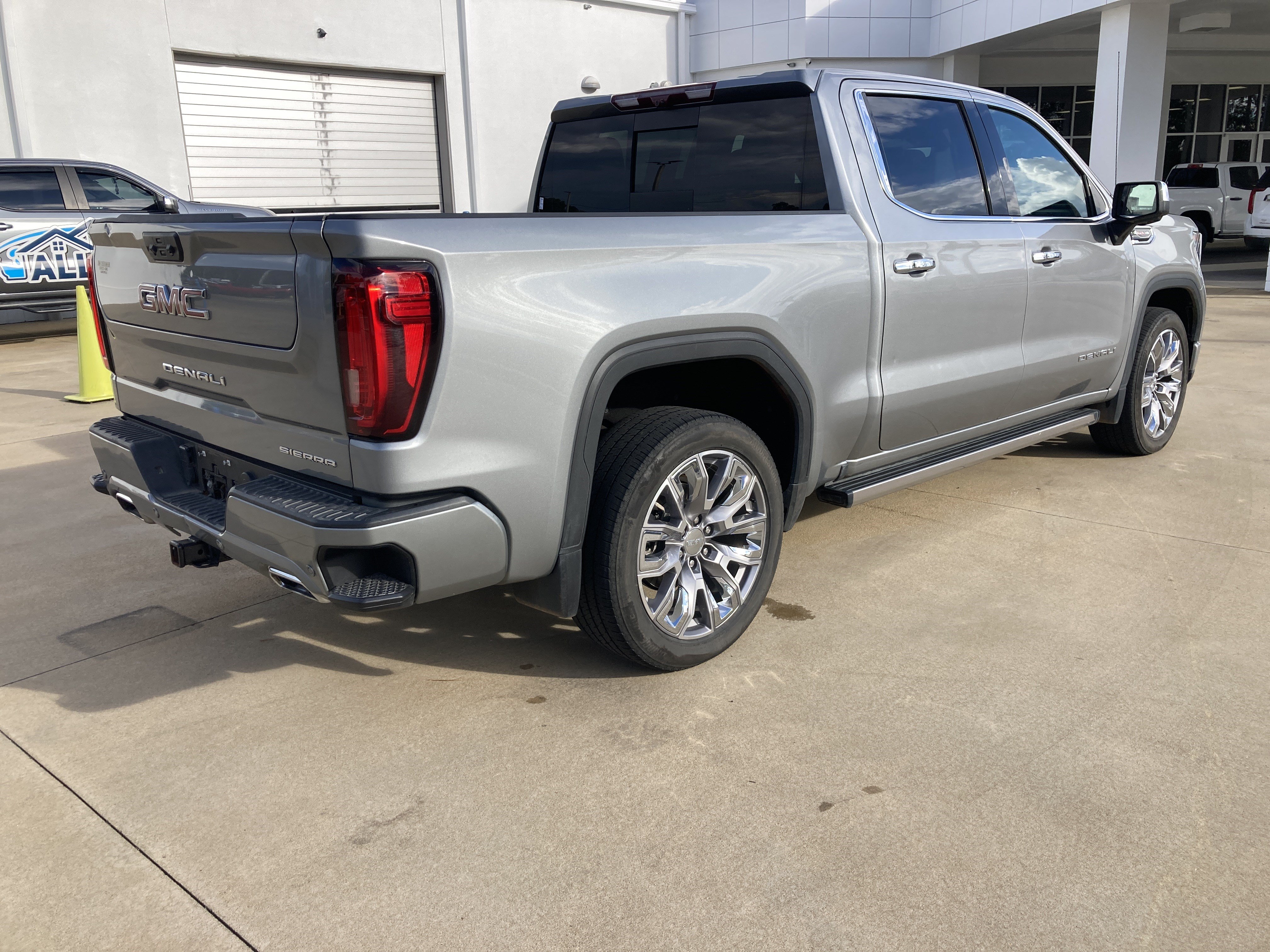 Used 2025 GMC Sierra 1500 Denali AWD/4WD image 2