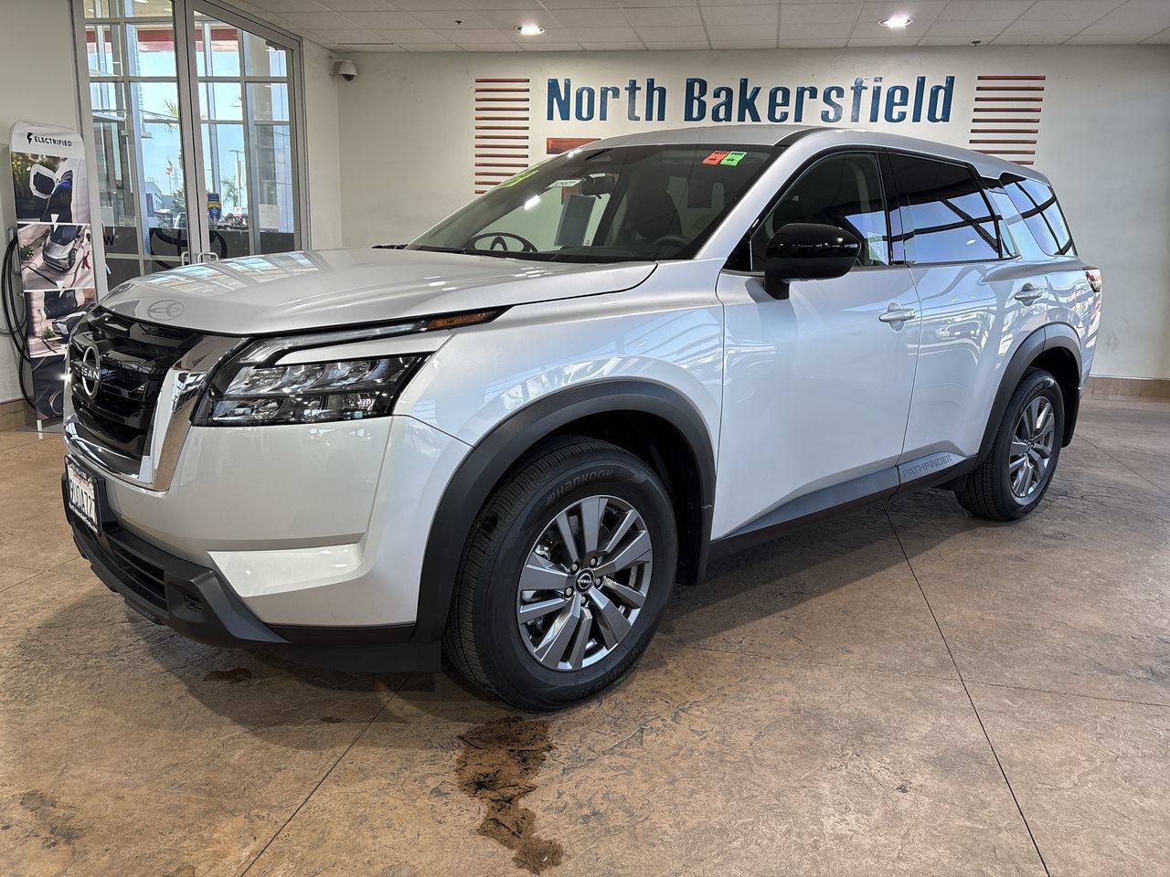 Used 2025 Nissan Pathfinder S FWD image 1