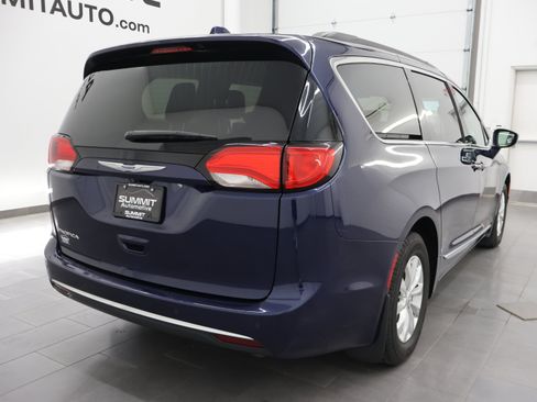 Used 2017 Chrysler Pacifica Touring-L FWD image 5