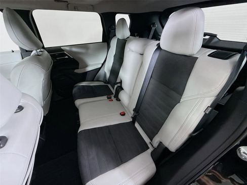 Used 2025 Mitsubishi Outlander SE image 24