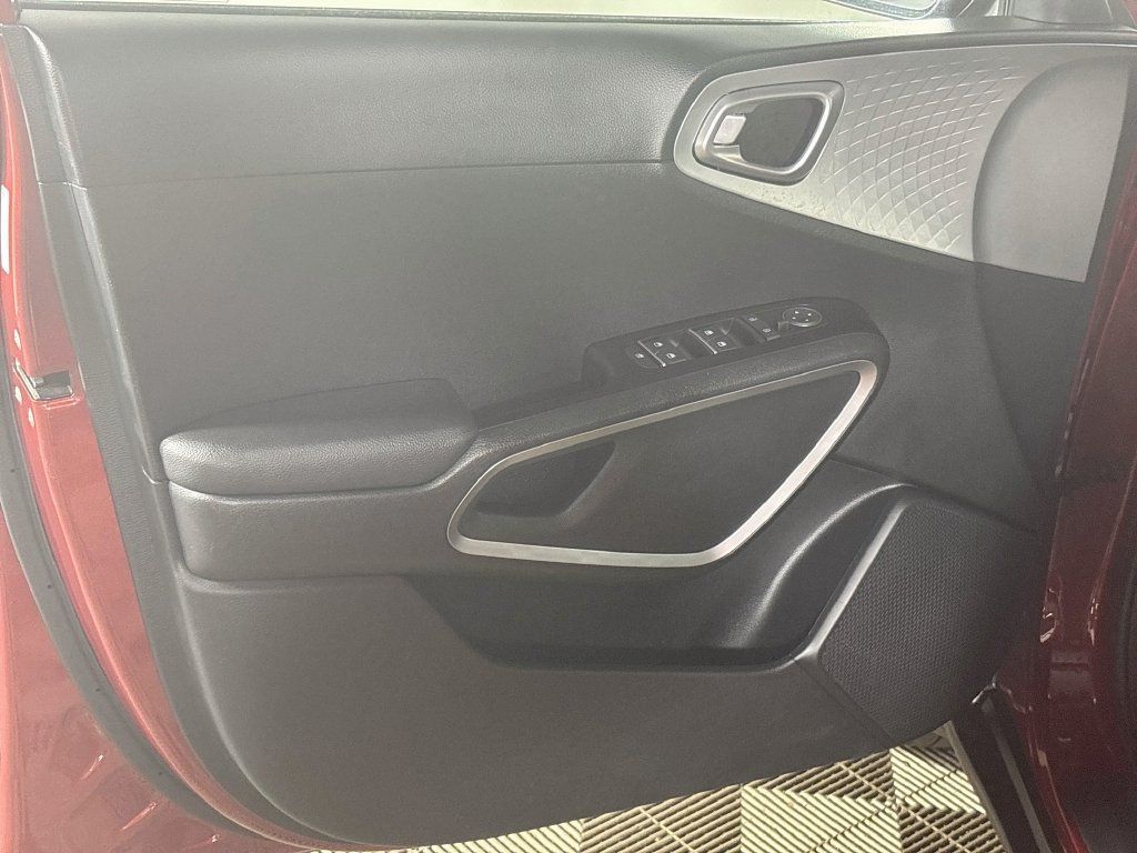 Used 2025 Kia Soul LX FWD image 10