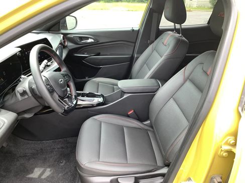 Used 2024 Chevrolet Trax RS w/ Sunroof Package FWD image 25