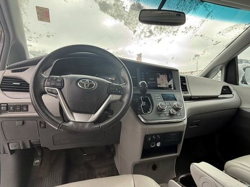 Used 2017 Toyota Sienna XLE image 7