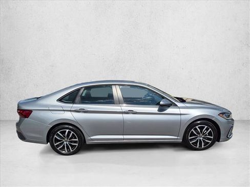 Used 2025 Volkswagen Jetta SE FWD image 4