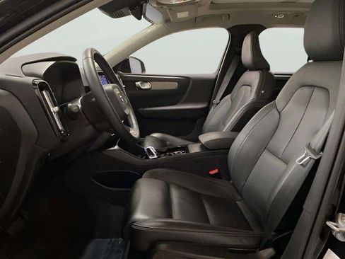 Used 2025 Volvo XC40 B5 Plus image 16