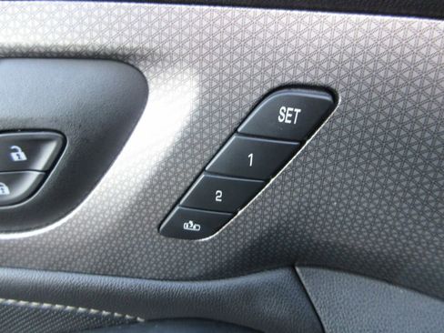 Used 2023 Chevrolet Traverse Premier image 24