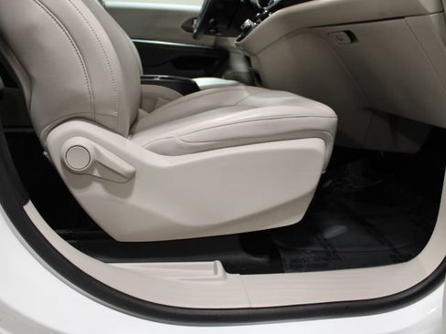 Used 2021 Chrysler Voyager Lxi FWD image 23