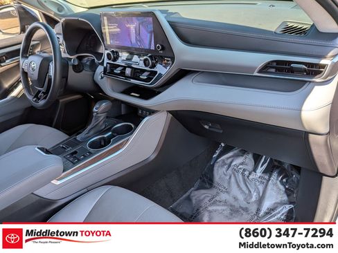 Used 2023 Toyota Highlander Platinum AWD/4WD image 38